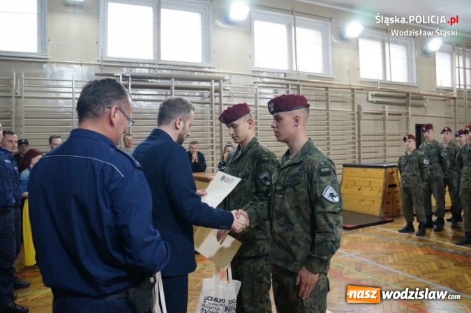 Zdjęcie w galerii na portalu naszwodzislaw.com: Konkurs klas mundurowych. Walczyli o puchar komendanta wodzisławskiej policji i dyrektora szkoły wiadomości z regionu