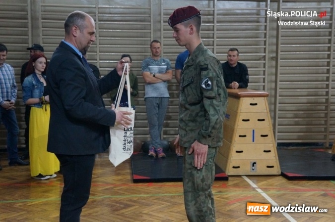 Zdjęcie w galerii na portalu naszwodzislaw.com: Konkurs klas mundurowych. Walczyli o puchar komendanta wodzisławskiej policji i dyrektora szkoły wiadomości z regionu