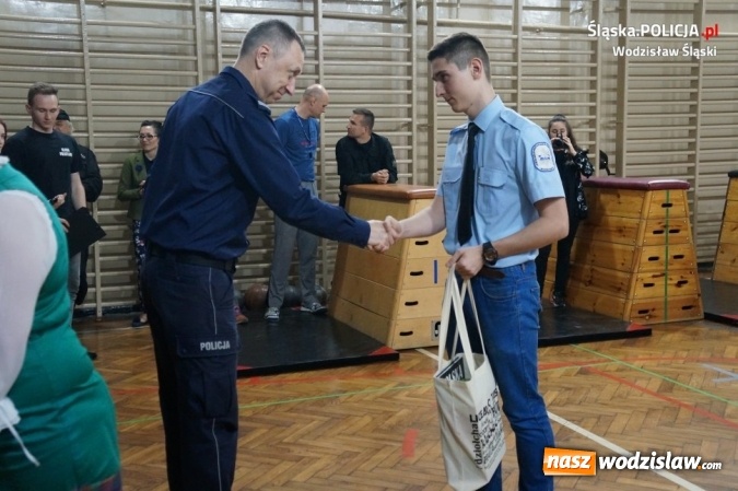 Zdjęcie w galerii na portalu naszwodzislaw.com: Konkurs klas mundurowych. Walczyli o puchar komendanta wodzisławskiej policji i dyrektora szkoły wiadomości z regionu
