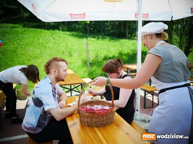 Zdjęcie w galerii na portalu naszwodzislaw.com: Gwiazda MasterChefa grillowała z prezydentem w Rodzinnym Parku Rozrywki  wiadomości z regionu