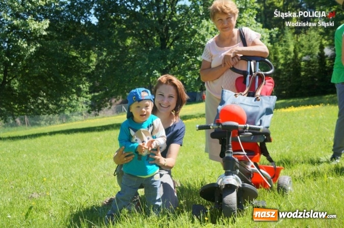 Zdjęcie w galerii na portalu naszwodzislaw.com: Policjanci i Sznupek na festynie dla dzieci niepełnosprawnych wiadomości z regionu
