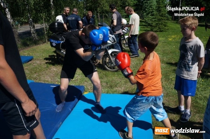 Zdjęcie w galerii na portalu naszwodzislaw.com: Policjanci i Sznupek na festynie dla dzieci niepełnosprawnych wiadomości z regionu