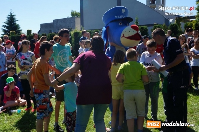 Zdjęcie w galerii na portalu naszwodzislaw.com: Policjanci i Sznupek na festynie dla dzieci niepełnosprawnych wiadomości z regionu