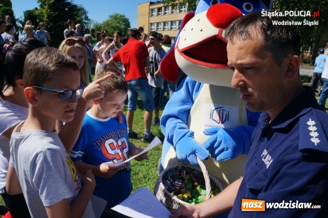 Zdjęcie w galerii na portalu naszwodzislaw.com: Policjanci i Sznupek na festynie dla dzieci niepełnosprawnych wiadomości z regionu