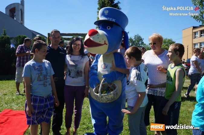 Zdjęcie w galerii na portalu naszwodzislaw.com: Policjanci i Sznupek na festynie dla dzieci niepełnosprawnych wiadomości z regionu