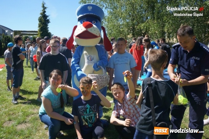 Zdjęcie w galerii na portalu naszwodzislaw.com: Policjanci i Sznupek na festynie dla dzieci niepełnosprawnych wiadomości z regionu