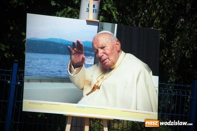 Zdjęcie w galerii na portalu naszwodzislaw.com: Pociąg papieski w Olzie. Tłumy wiernych. FOTORELACJA wiadomości z regionu