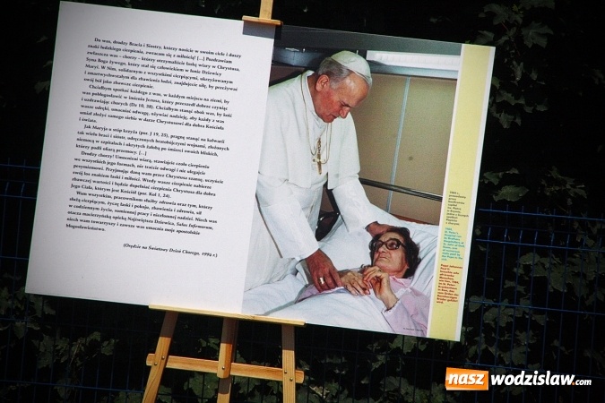 Zdjęcie w galerii na portalu naszwodzislaw.com: Pociąg papieski w Olzie. Tłumy wiernych. FOTORELACJA wiadomości z regionu