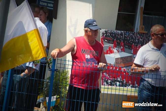 Zdjęcie w galerii na portalu naszwodzislaw.com: Pociąg papieski w Olzie. Tłumy wiernych. FOTORELACJA wiadomości z regionu
