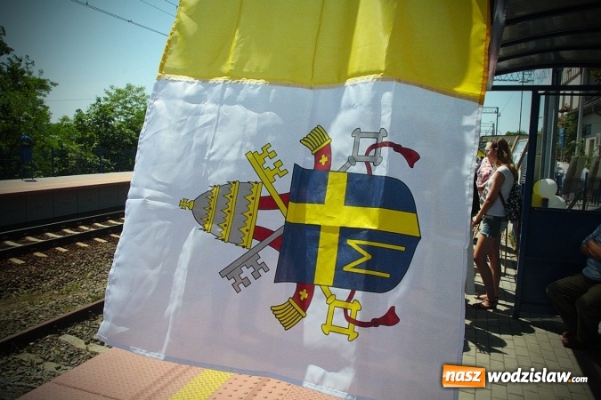 Zdjęcie w galerii na portalu naszwodzislaw.com: Pociąg papieski w Olzie. Tłumy wiernych. FOTORELACJA wiadomości z regionu