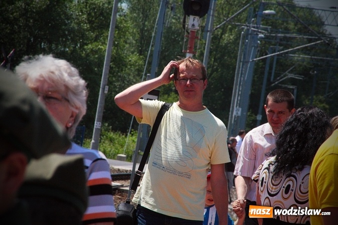 Zdjęcie w galerii na portalu naszwodzislaw.com: Pociąg papieski w Olzie. Tłumy wiernych. FOTORELACJA wiadomości z regionu