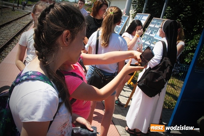 Zdjęcie w galerii na portalu naszwodzislaw.com: Pociąg papieski w Olzie. Tłumy wiernych. FOTORELACJA wiadomości z regionu