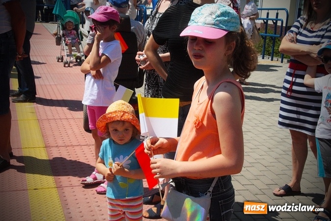 Zdjęcie w galerii na portalu naszwodzislaw.com: Pociąg papieski w Olzie. Tłumy wiernych. FOTORELACJA wiadomości z regionu