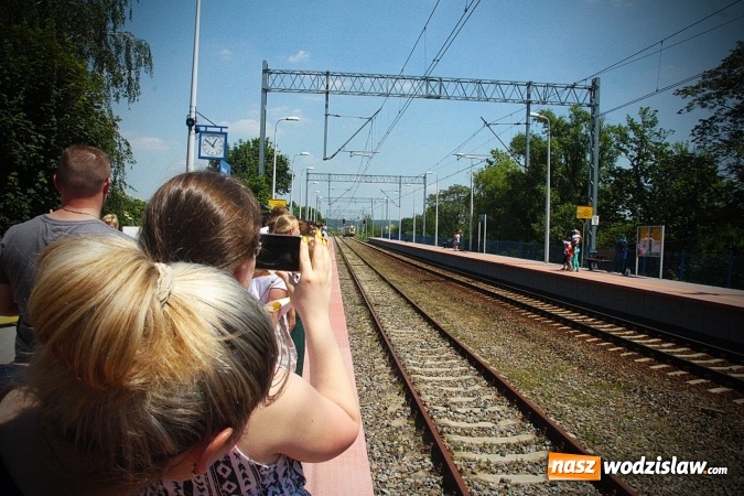 Zdjęcie w galerii na portalu naszwodzislaw.com: Pociąg papieski w Olzie. Tłumy wiernych. FOTORELACJA wiadomości z regionu