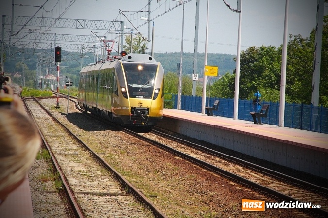 Zdjęcie w galerii na portalu naszwodzislaw.com: Pociąg papieski w Olzie. Tłumy wiernych. FOTORELACJA wiadomości z regionu