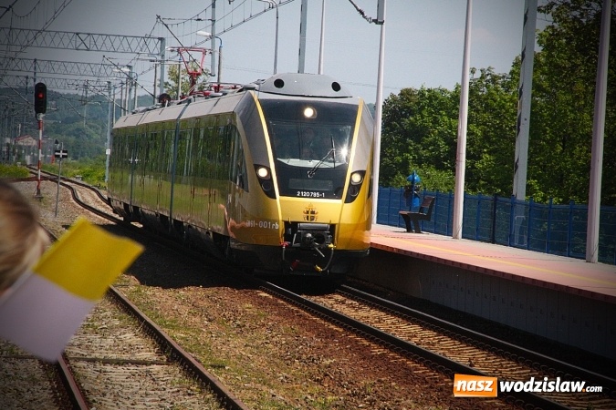 Zdjęcie w galerii na portalu naszwodzislaw.com: Pociąg papieski w Olzie. Tłumy wiernych. FOTORELACJA wiadomości z regionu