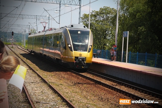 Zdjęcie w galerii na portalu naszwodzislaw.com: Pociąg papieski w Olzie. Tłumy wiernych. FOTORELACJA wiadomości z regionu