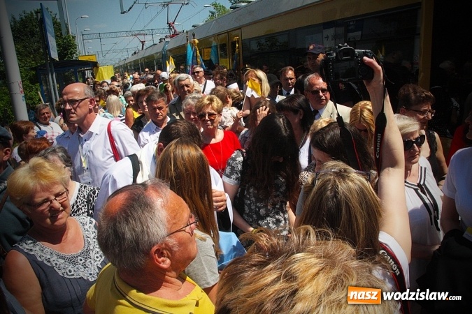Zdjęcie w galerii na portalu naszwodzislaw.com: Pociąg papieski w Olzie. Tłumy wiernych. FOTORELACJA wiadomości z regionu