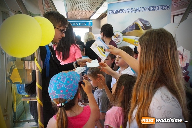 Zdjęcie w galerii na portalu naszwodzislaw.com: Pociąg papieski w Olzie. Tłumy wiernych. FOTORELACJA wiadomości z regionu