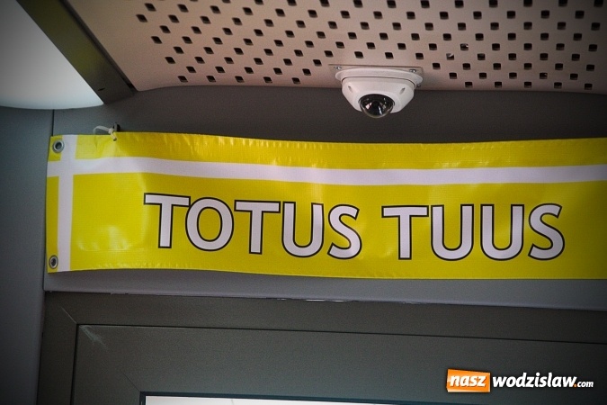 Zdjęcie w galerii na portalu naszwodzislaw.com: Pociąg papieski w Olzie. Tłumy wiernych. FOTORELACJA wiadomości z regionu