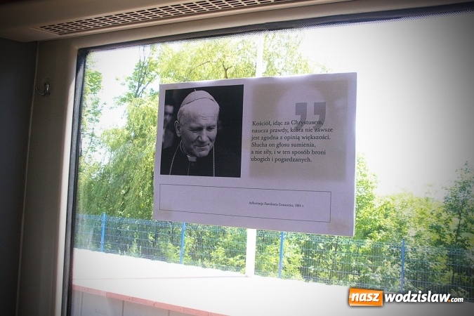 Zdjęcie w galerii na portalu naszwodzislaw.com: Pociąg papieski w Olzie. Tłumy wiernych. FOTORELACJA wiadomości z regionu