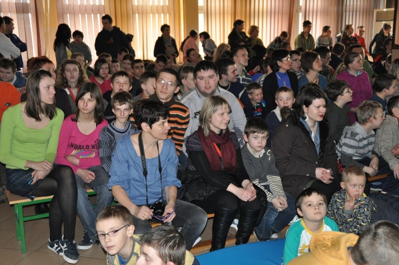 Zdjęcie w galerii na portalu naszwodzislaw.com: Mistrz kierownicy spotkał się z dziećmi wiadomości z regionu