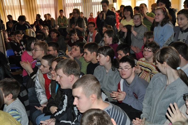 Zdjęcie w galerii na portalu naszwodzislaw.com: Mistrz kierownicy spotkał się z dziećmi wiadomości z regionu