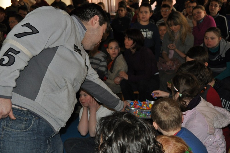 Zdjęcie w galerii na portalu naszwodzislaw.com: Mistrz kierownicy spotkał się z dziećmi wiadomości z regionu