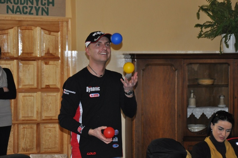 Zdjęcie w galerii na portalu naszwodzislaw.com: Mistrz kierownicy spotkał się z dziećmi wiadomości z regionu