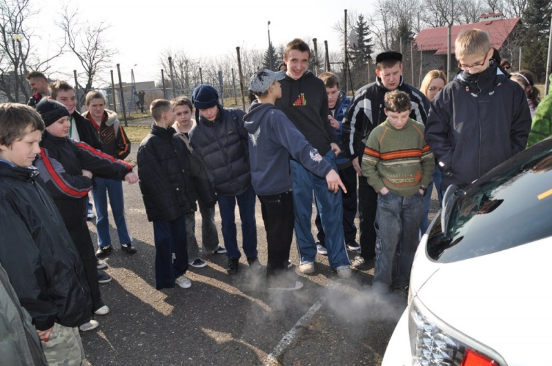 Zdjęcie w galerii na portalu naszwodzislaw.com: Mistrz kierownicy spotkał się z dziećmi wiadomości z regionu