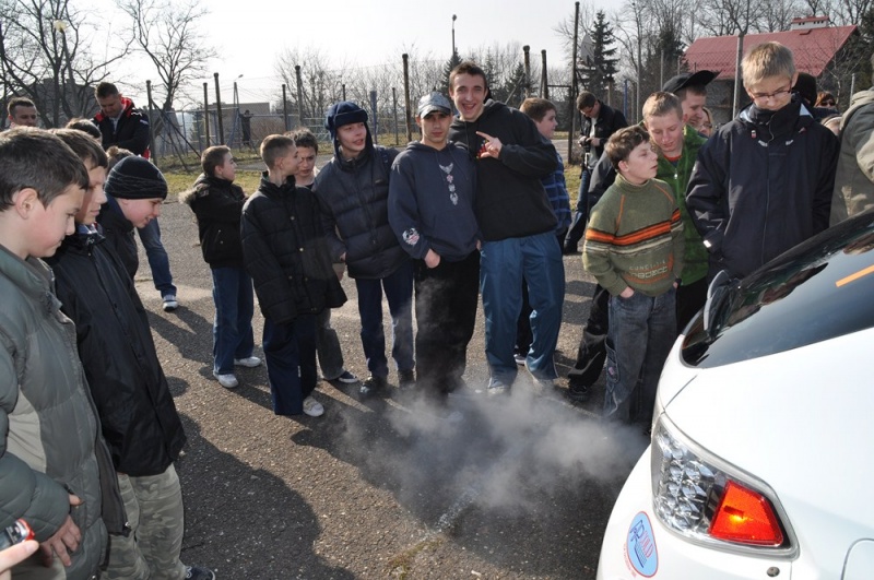 Zdjęcie w galerii na portalu naszwodzislaw.com: Mistrz kierownicy spotkał się z dziećmi wiadomości z regionu