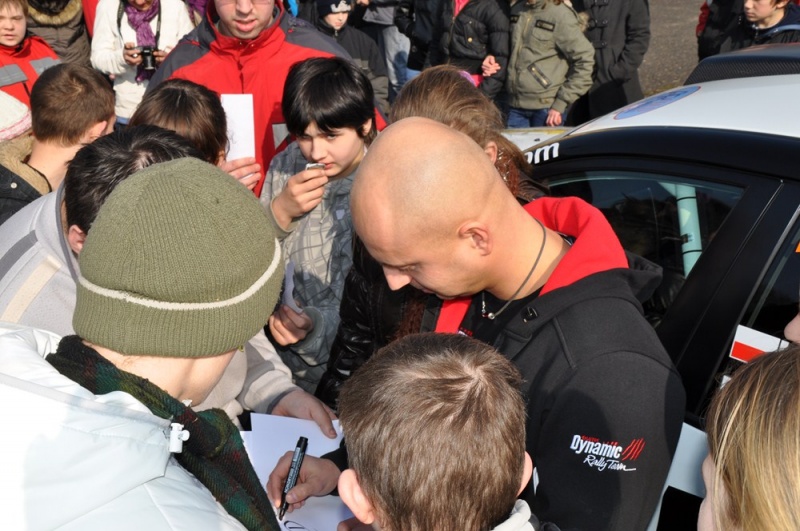 Zdjęcie w galerii na portalu naszwodzislaw.com: Mistrz kierownicy spotkał się z dziećmi wiadomości z regionu