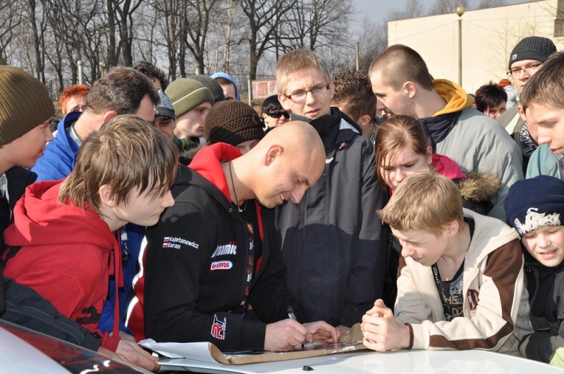 Zdjęcie w galerii na portalu naszwodzislaw.com: Mistrz kierownicy spotkał się z dziećmi wiadomości z regionu