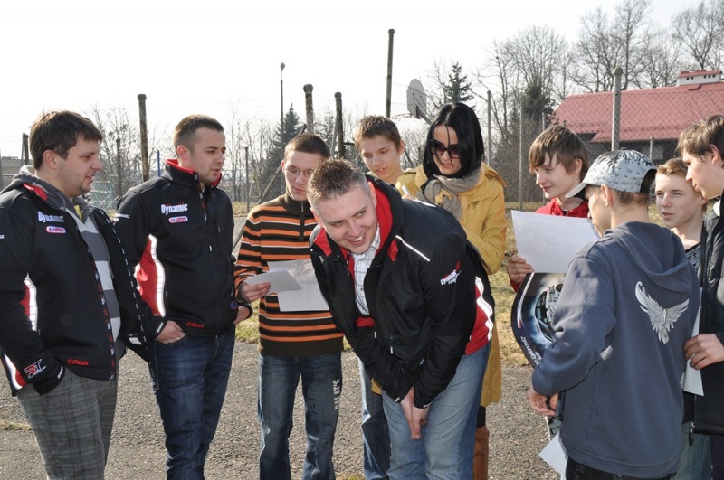 Zdjęcie w galerii na portalu naszwodzislaw.com: Mistrz kierownicy spotkał się z dziećmi wiadomości z regionu