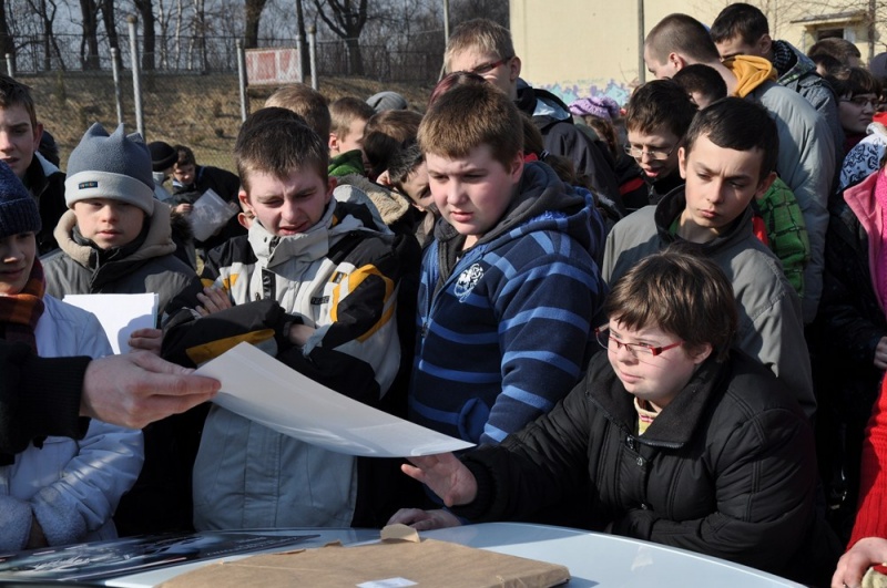 Zdjęcie w galerii na portalu naszwodzislaw.com: Mistrz kierownicy spotkał się z dziećmi wiadomości z regionu