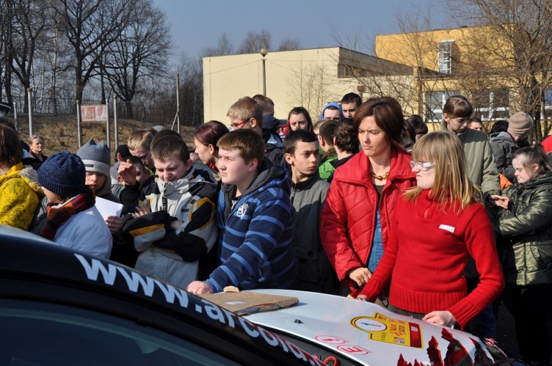 Zdjęcie w galerii na portalu naszwodzislaw.com: Mistrz kierownicy spotkał się z dziećmi wiadomości z regionu