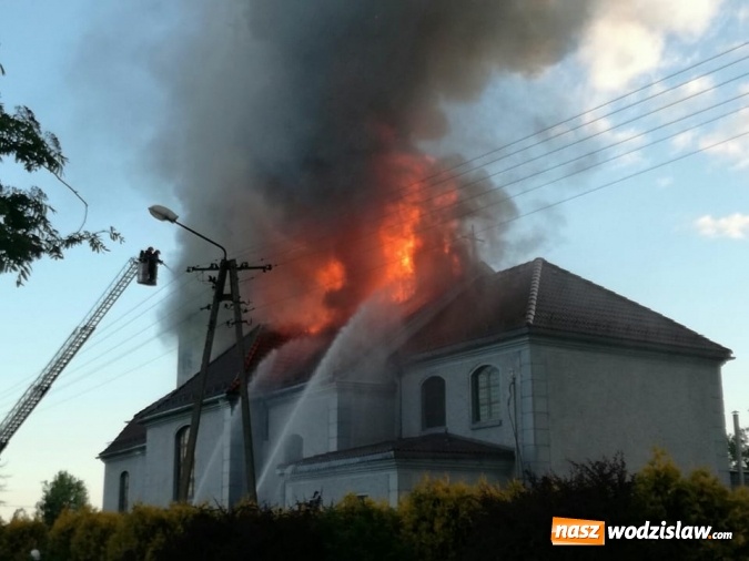Zdjęcie w galerii na portalu naszwodzislaw.com: Płonie kościół w starych Nieboczowach! Z pożarem walczy 40 strażaków wiadomości z regionu