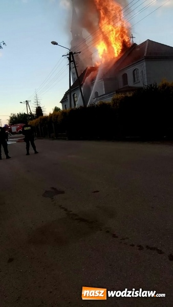 Zdjęcie w galerii na portalu naszwodzislaw.com: Płonie kościół w starych Nieboczowach! Z pożarem walczy 40 strażaków wiadomości z regionu