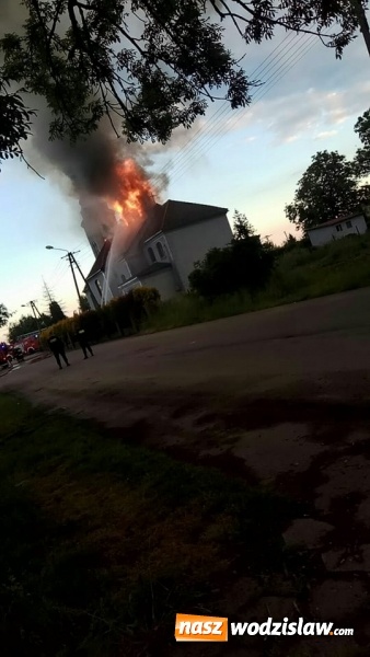 Zdjęcie w galerii na portalu naszwodzislaw.com: Płonie kościół w starych Nieboczowach! Z pożarem walczy 40 strażaków wiadomości z regionu