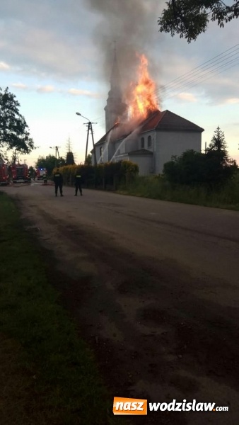 Zdjęcie w galerii na portalu naszwodzislaw.com: Płonie kościół w starych Nieboczowach! Z pożarem walczy 40 strażaków wiadomości z regionu