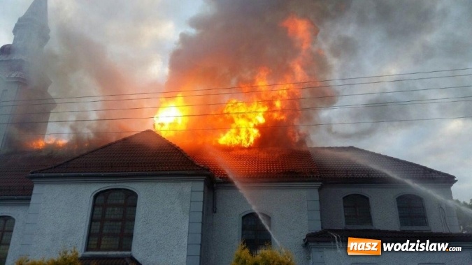 Zdjęcie w galerii na portalu naszwodzislaw.com: Płonie kościół w starych Nieboczowach! Z pożarem walczy 40 strażaków wiadomości z regionu