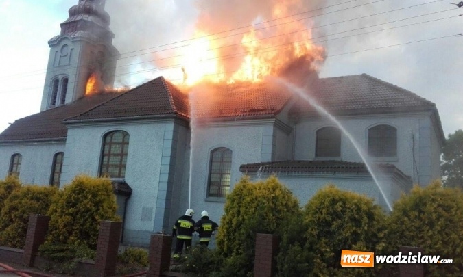 Zdjęcie w galerii na portalu naszwodzislaw.com: Płonie kościół w starych Nieboczowach! Z pożarem walczy 40 strażaków wiadomości z regionu