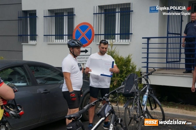 Zdjęcie w galerii na portalu naszwodzislaw.com: Rowerową sztafetę dla Wiktorii zasiliły dzieci wodzisławskich policjant&oacute;w wiadomości z regionu