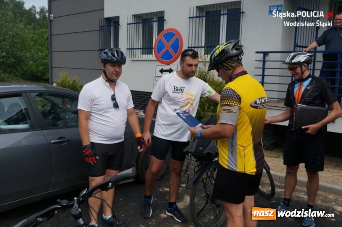 Zdjęcie w galerii na portalu naszwodzislaw.com: Rowerową sztafetę dla Wiktorii zasiliły dzieci wodzisławskich policjant&oacute;w wiadomości z regionu