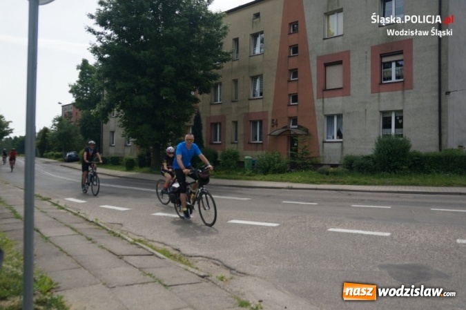 Zdjęcie w galerii na portalu naszwodzislaw.com: Rowerową sztafetę dla Wiktorii zasiliły dzieci wodzisławskich policjant&oacute;w wiadomości z regionu