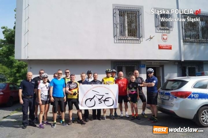 Zdjęcie w galerii na portalu naszwodzislaw.com: Rowerową sztafetę dla Wiktorii zasiliły dzieci wodzisławskich policjant&oacute;w wiadomości z regionu