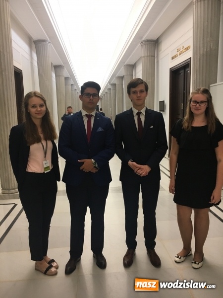 Zdjęcie w galerii na portalu naszwodzislaw.com: Uczniowie Gimnazjum nr 1 w Wodzisławiu Śląskim posłami XXIII sesji Sejmu Dzieci i Młodzieży  wiadomości z regionu