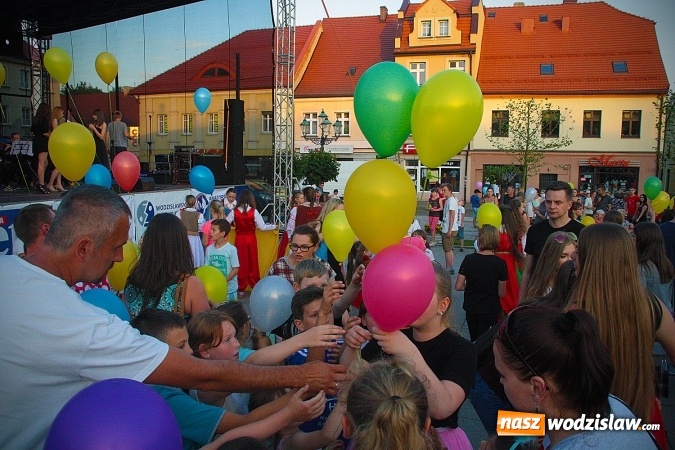 Zdjęcie w galerii na portalu naszwodzislaw.com: Gorąca salsoteka na zakończenie pierwszego dnia obchodów Dni Wodzisławia wiadomości z regionu