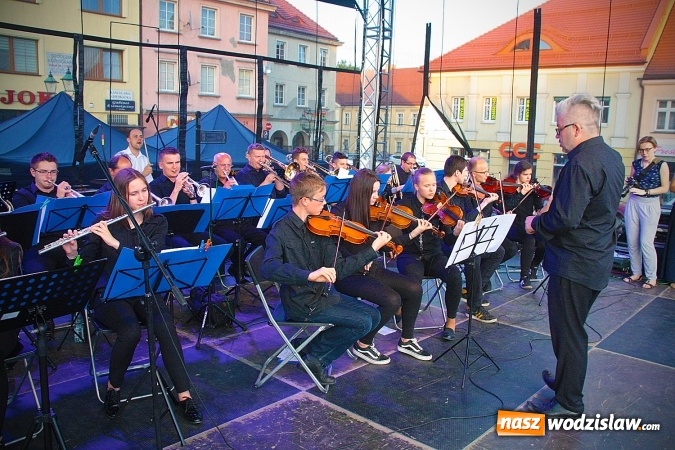 Zdjęcie w galerii na portalu naszwodzislaw.com: Gorąca salsoteka na zakończenie pierwszego dnia obchodów Dni Wodzisławia wiadomości z regionu