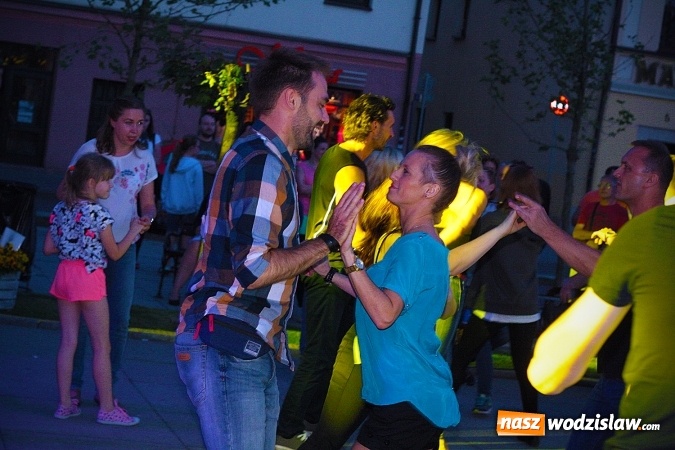 Zdjęcie w galerii na portalu naszwodzislaw.com: Gorąca salsoteka na zakończenie pierwszego dnia obchodów Dni Wodzisławia wiadomości z regionu